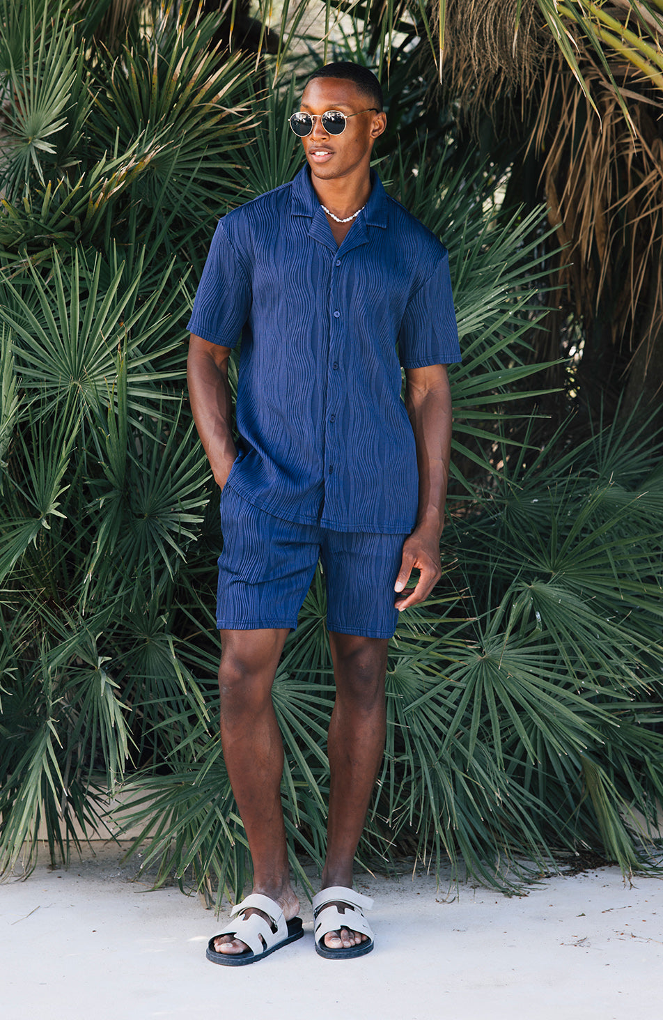 Wave Shorts in Navy