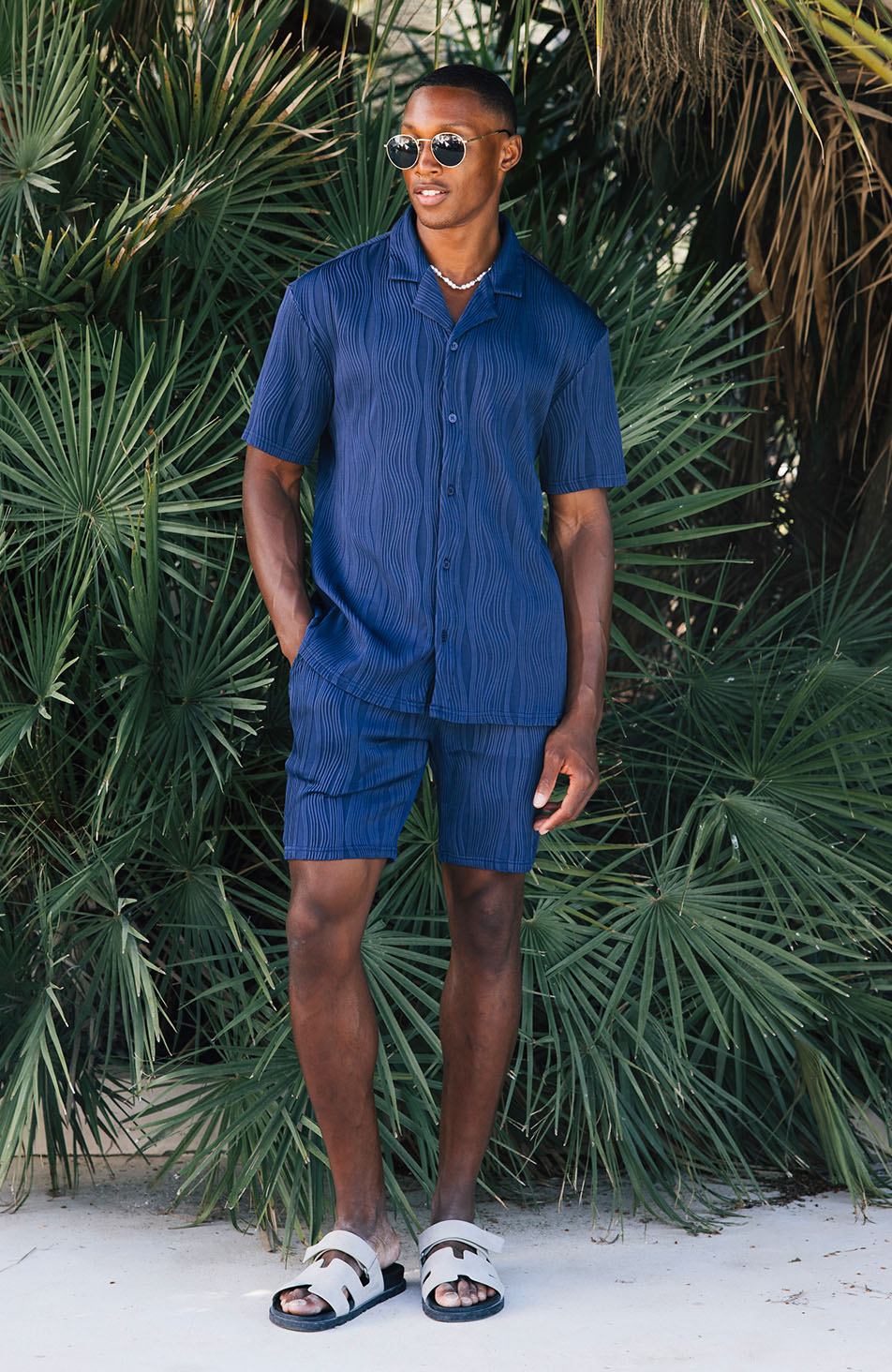 Wave Shorts in Navy