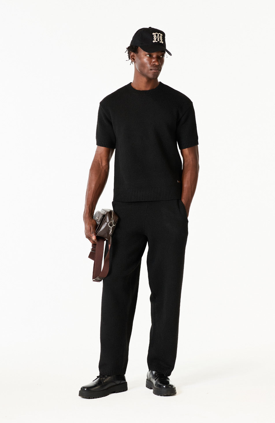 Model is 6'2 with a waist 30", wearing W32