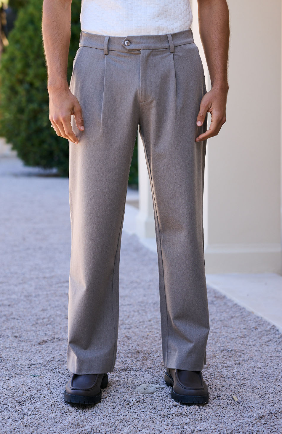 Como Relaxed Fit Pleated Tailored Trouser in Taupe
