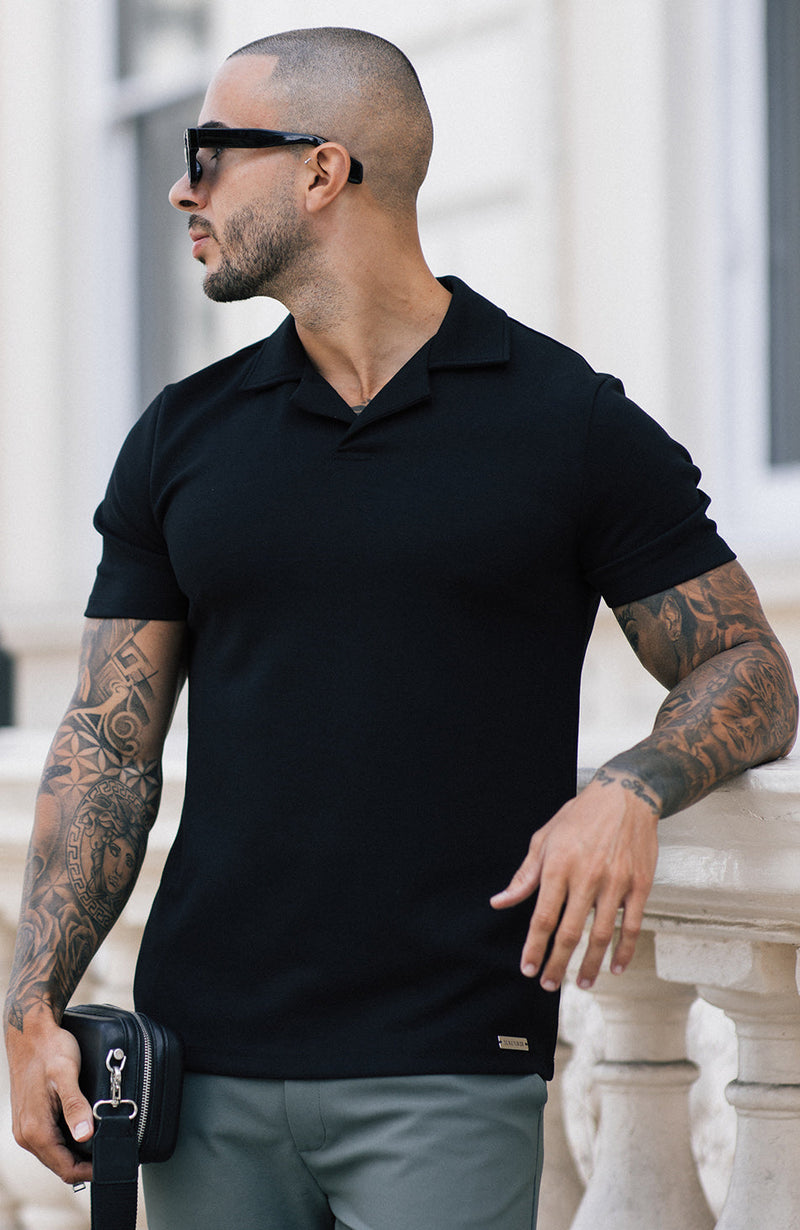 Model is 5'11 with chest of 102cm, wearing size Small